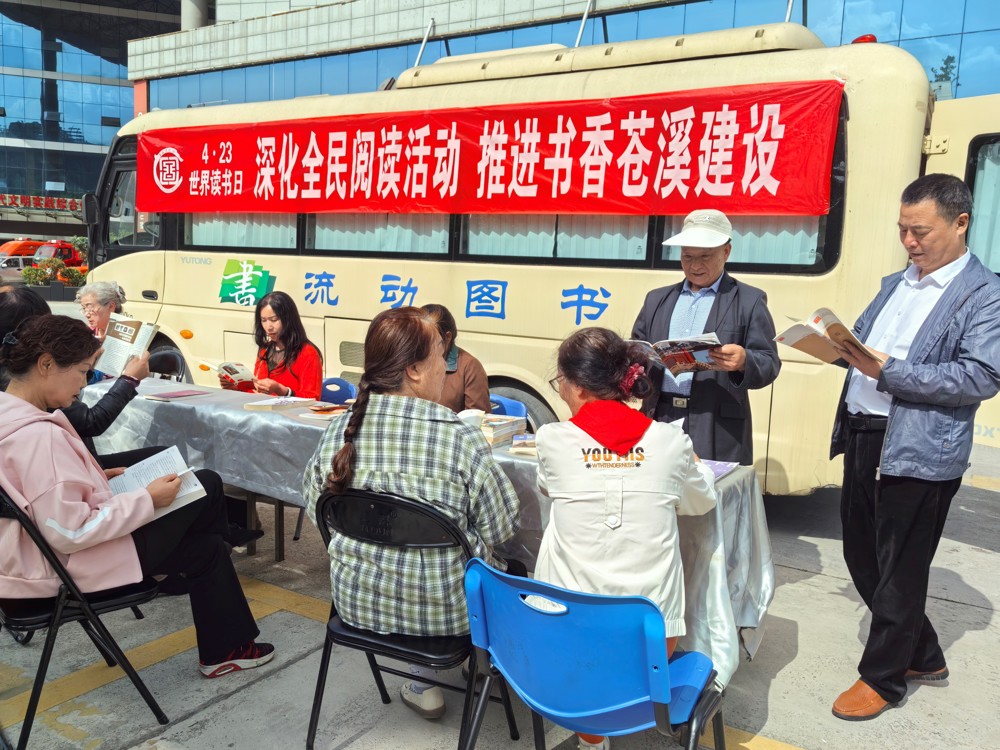 &nbsp; &nbsp; &nbsp; &nbsp; &nbsp; &nbsp; &nbsp; &nbsp; &nbsp; &nbsp; &nbsp; &nbsp; &nbsp; &nbsp; &nbsp; &nbsp; &nbsp; &nbsp; &nbsp; &nbsp; &nbsp; 图为流动图书车服务群众