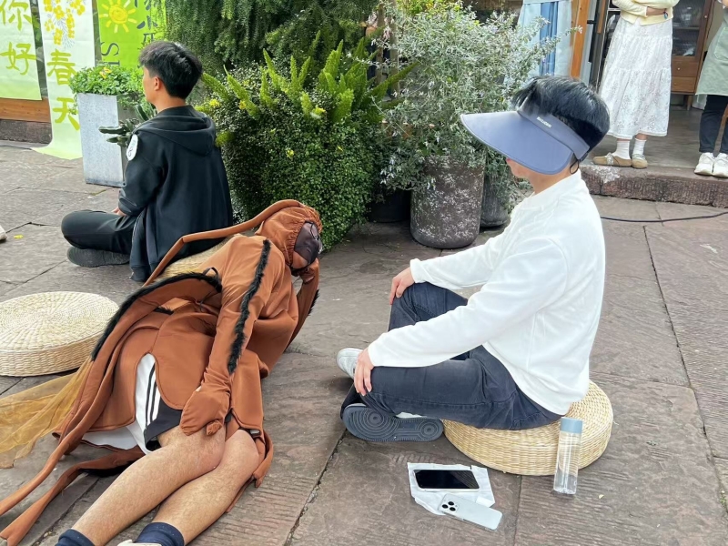 首届发呆比赛现场（左为NPC&nbsp;右为选手）