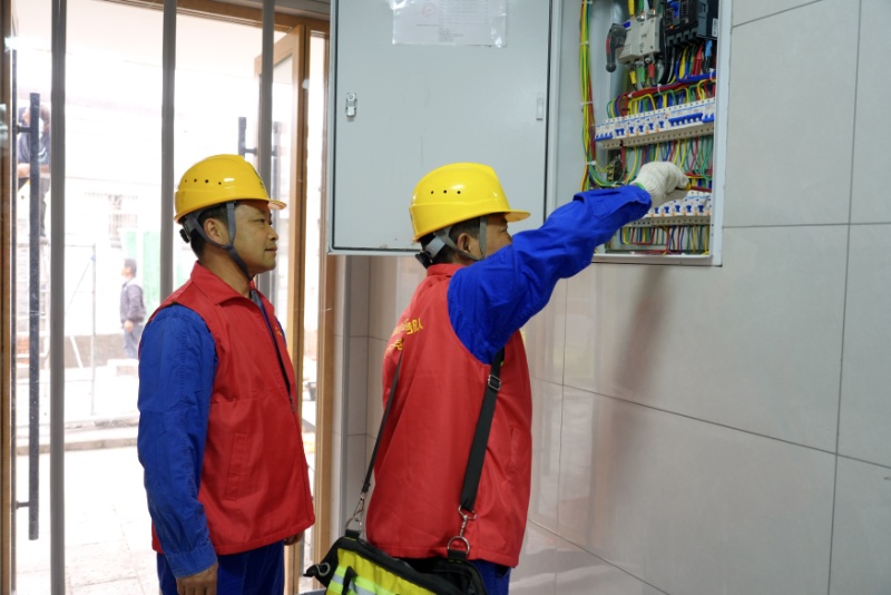 服务队为火锅店增容（敖洋&nbsp;摄）