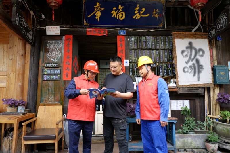 服务队为古镇商户宣传安全用电知识（敖洋&nbsp;摄）