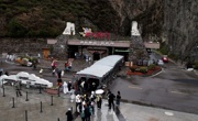 高原“充电宝”护航游客畅游“蜀山皇后”秘境