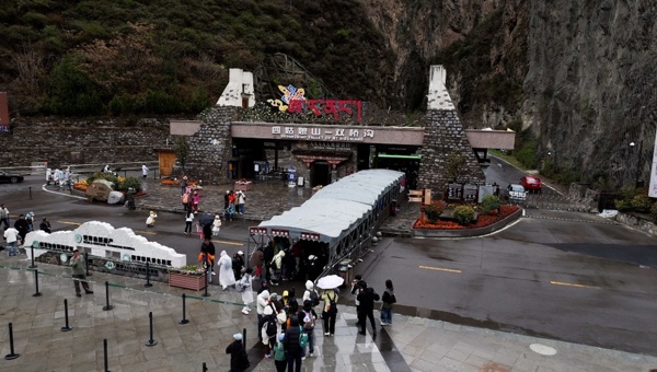 高原“充电宝”护航游客畅游“蜀山皇后”秘境