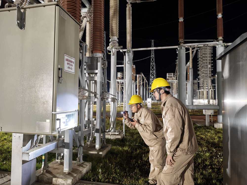 ±800千伏建昌换流站内，运维人员正在直流场内现场查看停电操作后的断路器状态。 李萍萍 摄