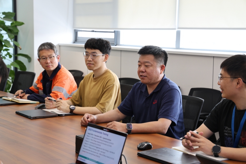 张少春（右2）牵头召开技术会议