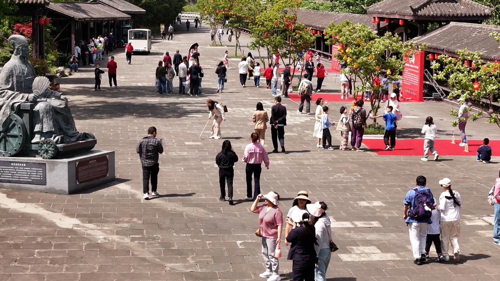 节假日期间，明月峡景区游人如织