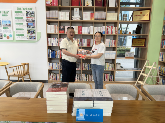 广汉市总工会开展“送书进基层”活动（改）434