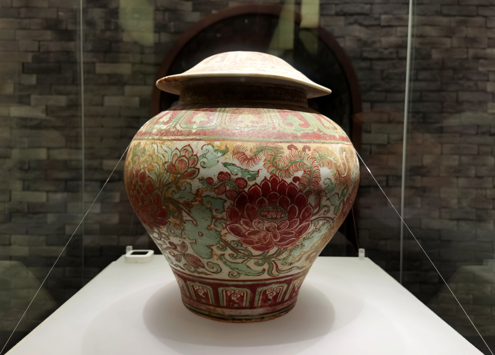 文物展品—红绿彩缠枝莲池纹盖罐
