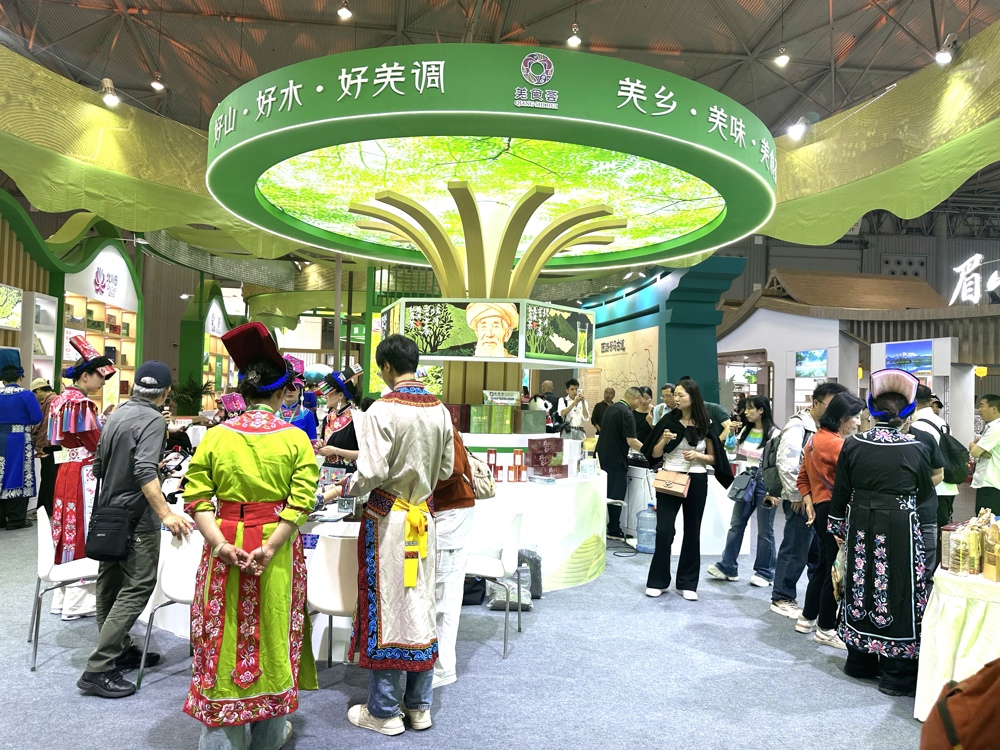 茶博会上，“羌食荟”产品吸引消费者争相购买