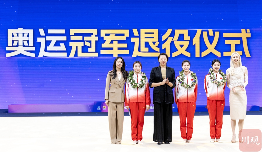 三位奥运冠军与教练们合影（从左至右分别为许颜书、郝婷、孙丹、郭崎琪、黄张嘉洋、安娜斯塔西娅）。