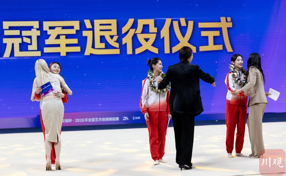 三位奥运冠军与教练们拥抱。
