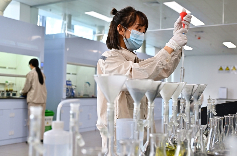 协鑫锂电技术人员进行新产品研发测试&nbsp;潘帅摄