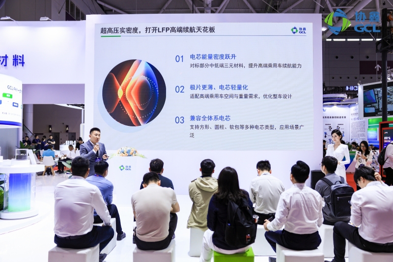 协鑫锂电为商家介绍协鑫C18产品 潘帅摄