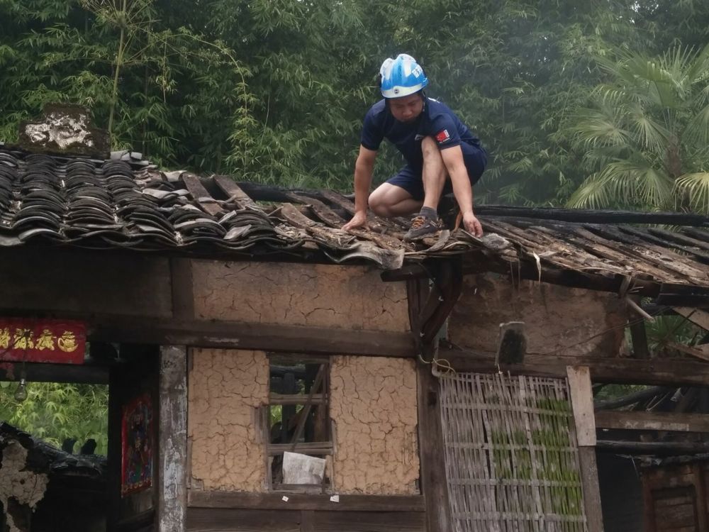 帮助村民修缮屋顶 帮助村民修缮屋顶