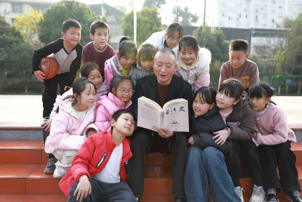祝伟（中）给学生讲历史故事