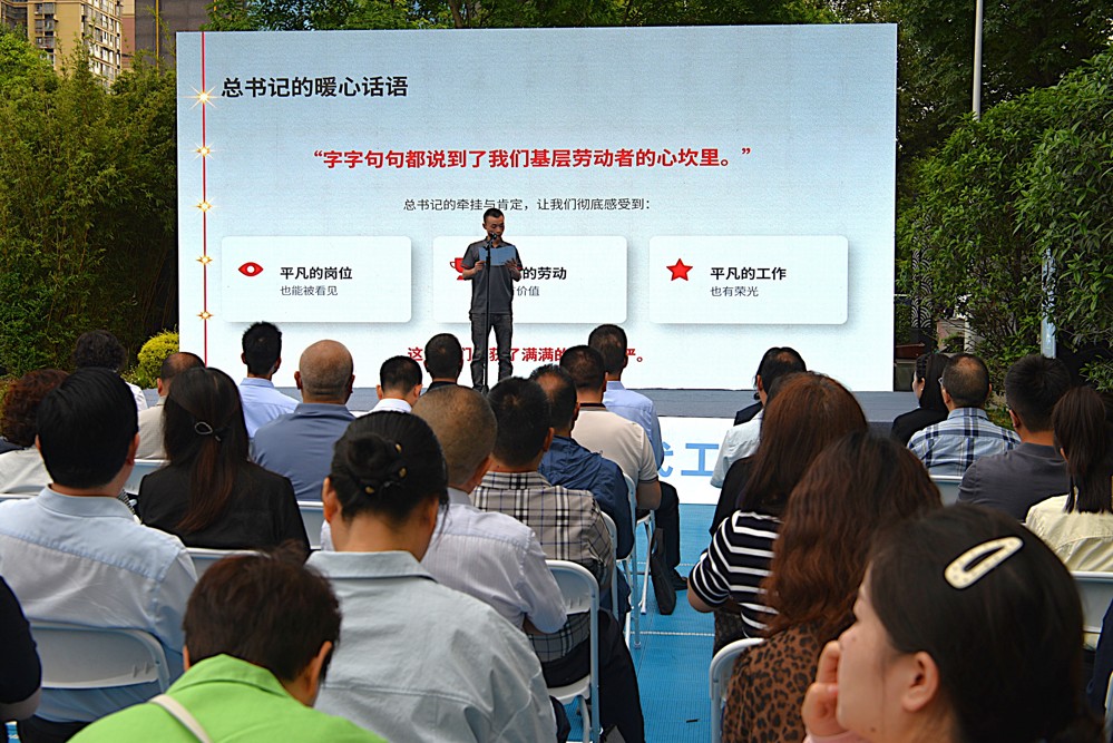 一线代表快递小哥分享阅读经典&nbsp; &nbsp;赵海传/摄
