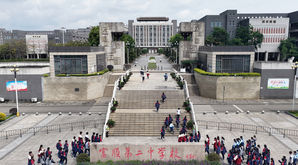 富顺二中开展应急演练（摄影廖志全）
