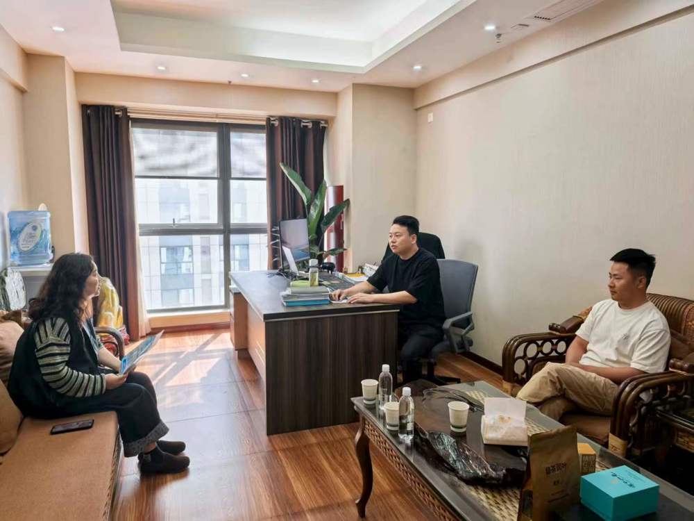 营商专员（左）走进企业走访了解企业所需