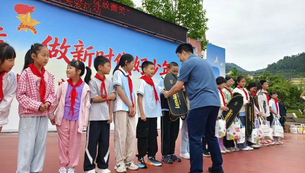 绵阳市北川总工会开展暖心关爱进校园活动  