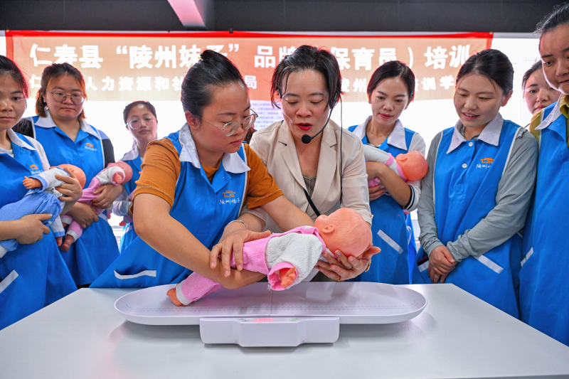 老师正在向学员培训保育技能 潘帅摄影