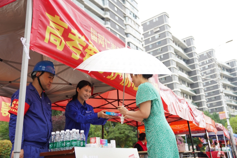 （眉山仁寿）连心桥共产党员服务队联合青年志愿者驻守考点开展志愿服务（苟华彬 摄）
