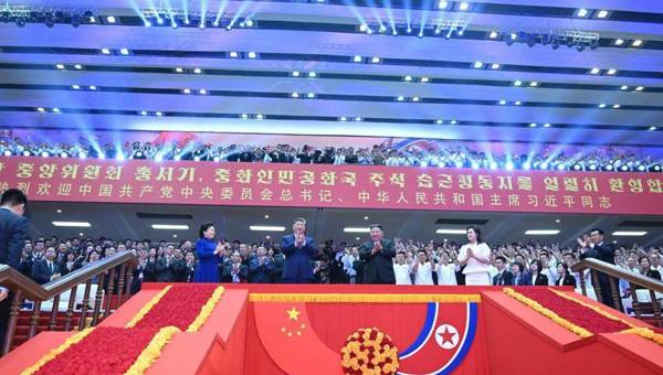习近平和彭丽媛观看朝鲜专场文艺演出