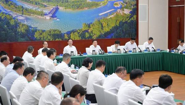 王晓晖主持召开防汛抗旱减灾工作调度会议强调：细之又细实之又实做好各项工作，坚决打赢打好防汛抗旱减灾主动仗攻坚战