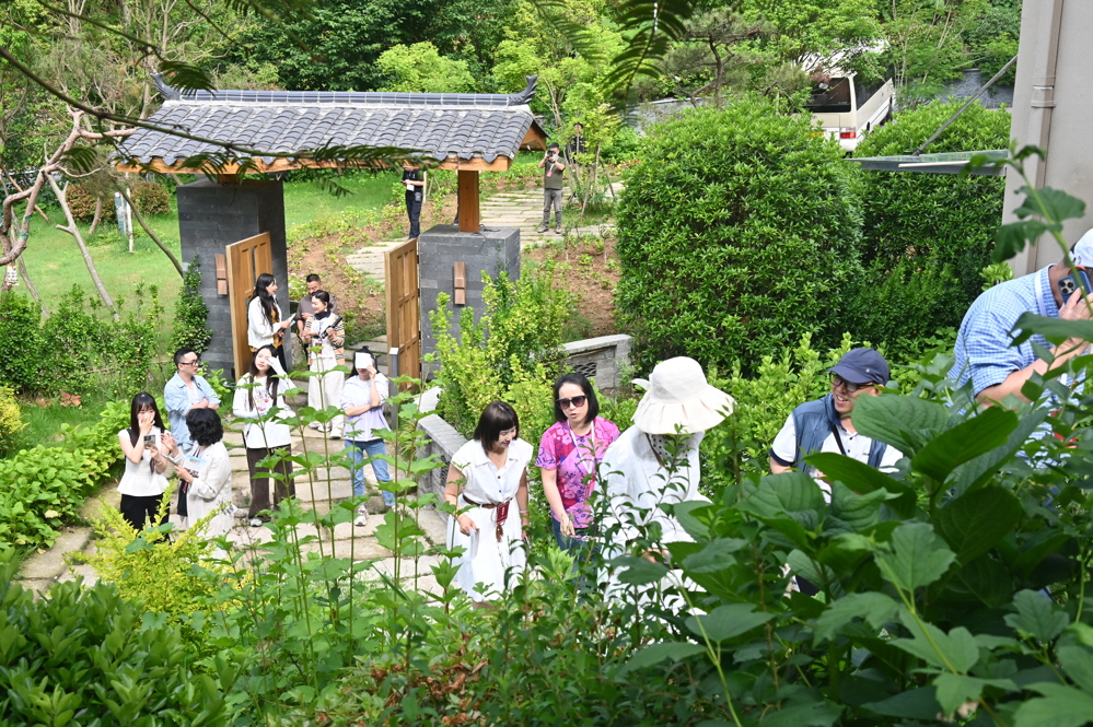 媒体团走进曾家山民宿