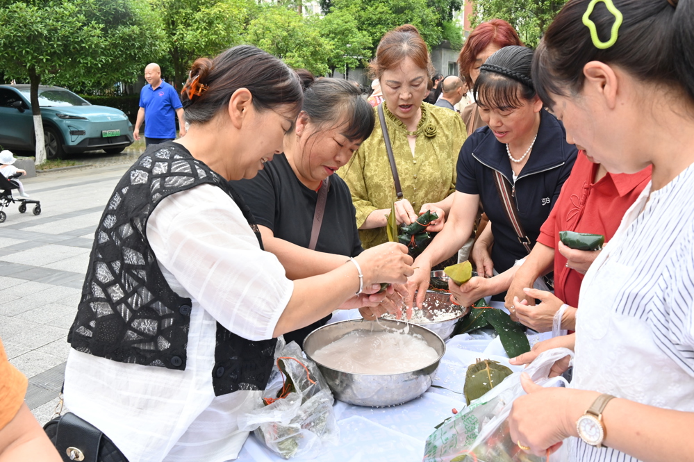 包粽子环节其乐融融