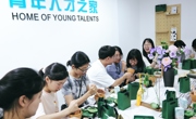 除了代码和报表，这群彭山青年还在忙“配药”：一场香囊手作里的端午“养生局”