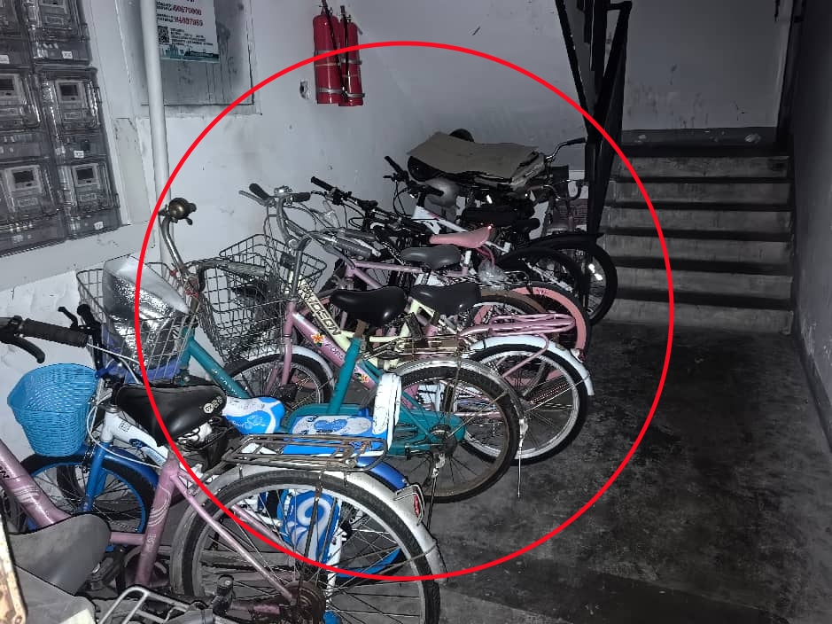 龙泉驿区电信小区楼梯间停放的自行车占用疏散通道