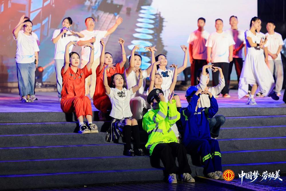 集体节目《乐工同心・逐光前行》