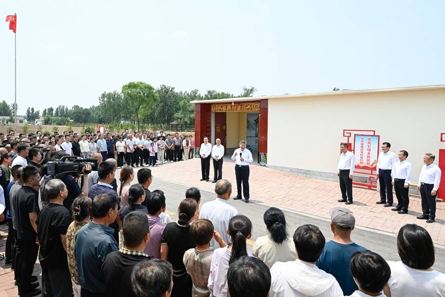 6月24日，中共中央总书记、国家主席、中央军委主席习近平在山东省德州市考察。这是习近平在陵城区边临镇西于架村，同村民们亲切交流。　　新华社记者 申 宏摄