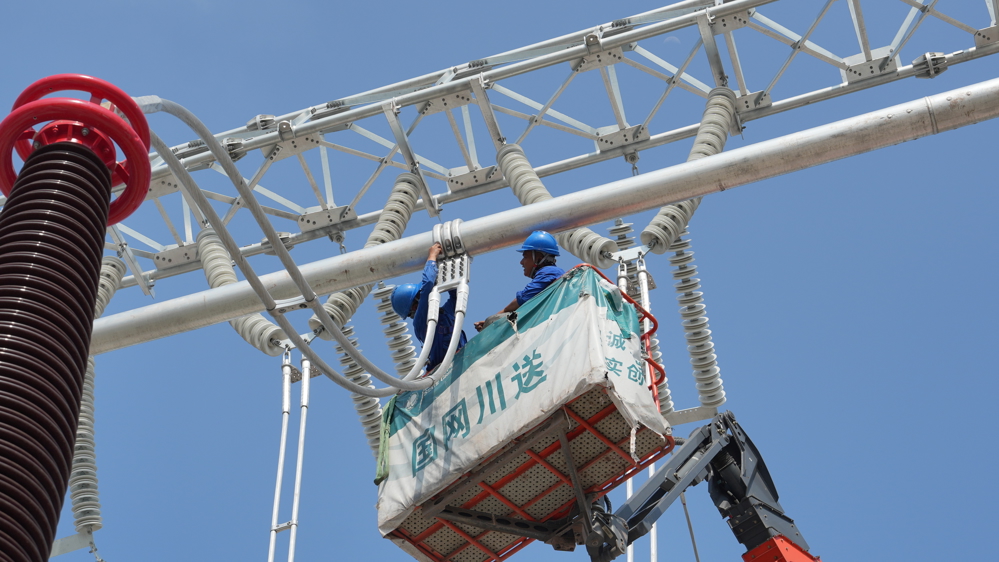 作业人员正在大千500千伏变电站新建工程施工现场安装引流线 谢春燕 摄