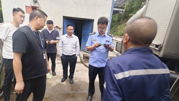 民房藏九吨柴油成“火药桶”：峨边应急管理深挖隐患，守护民生安全防线