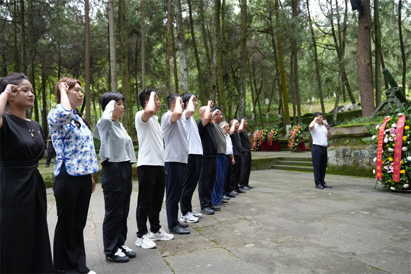 川陕革命根据地红军烈士陵园，参与活动的党员重温入党誓词（摄影：李志文）