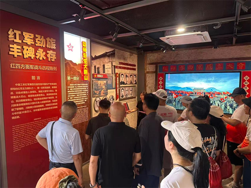 参观红四方面军总指挥部旧址纪念馆（摄影：李志文）