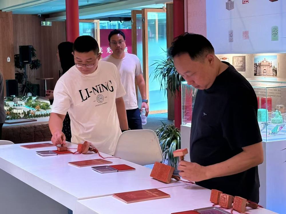 职工俯身细看印章的刀法