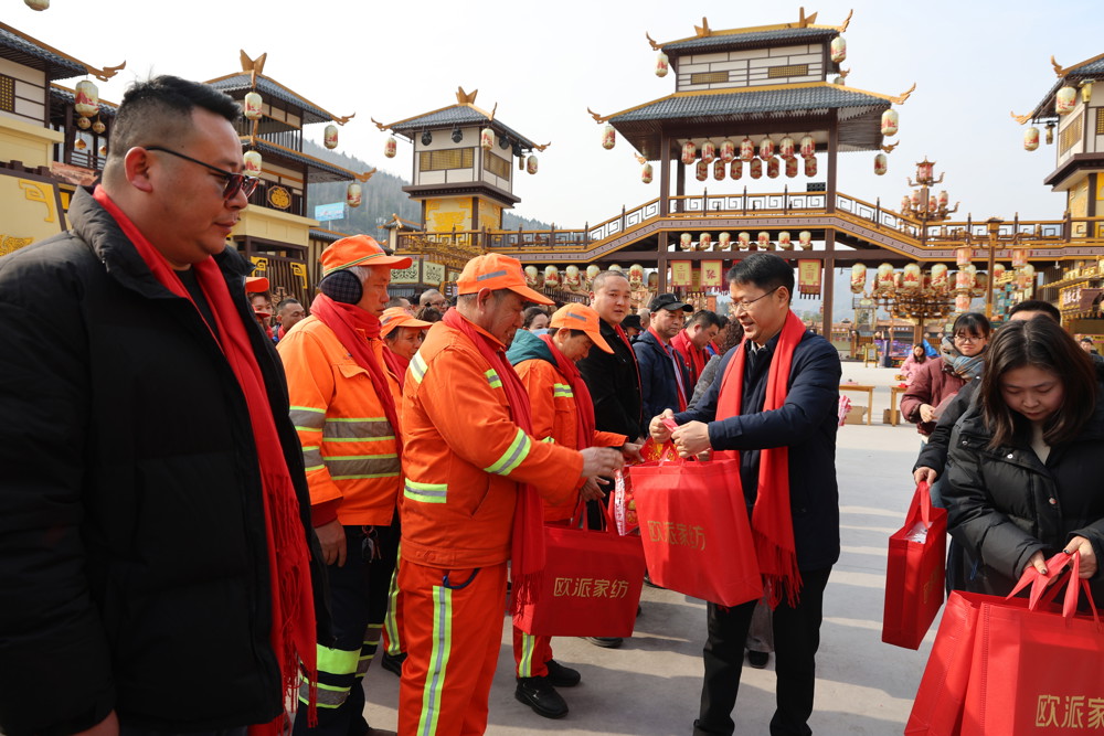 慰问返乡农民工活动现场