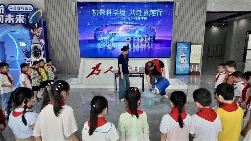 在县科技馆，学习科学知识。