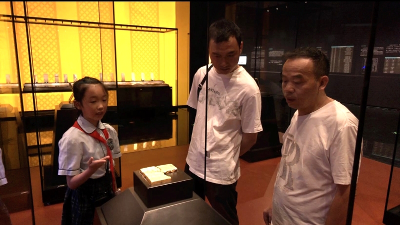 小学生讲解员正为游客服务
