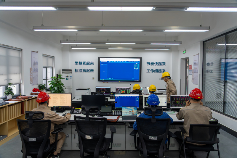 三苏变电站运维值班人员在监控中心开展远程操控