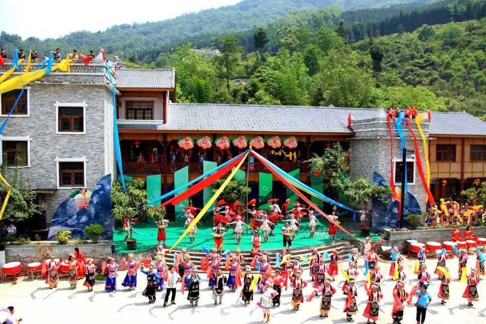 石椅村村民载歌载舞庆祝枇杷丰收