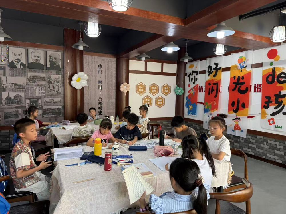 孩子们在托管班学习
