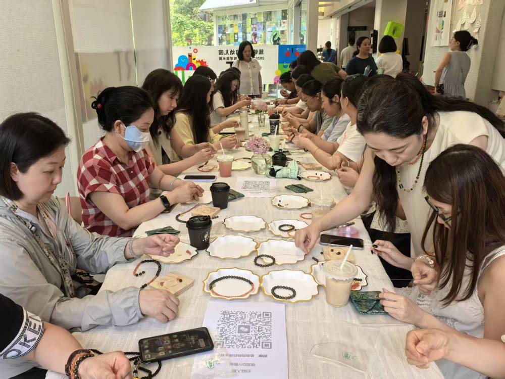 女职工手作串珠活动现场 女职工手作串珠活动现场