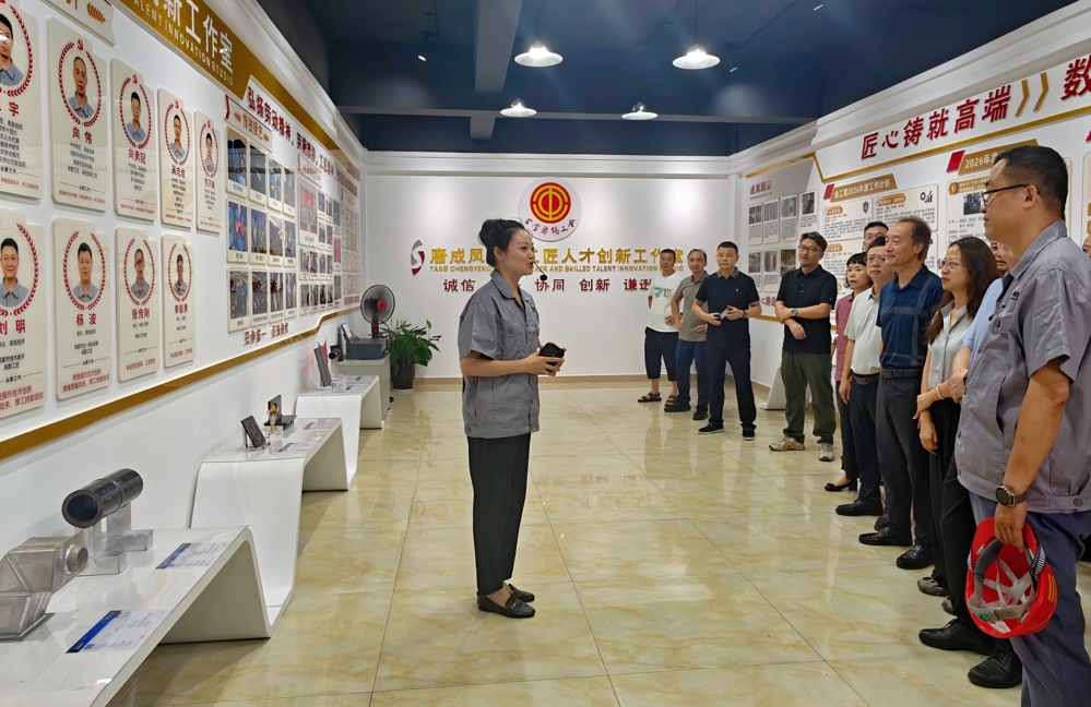 参观劳模工匠创新工作室