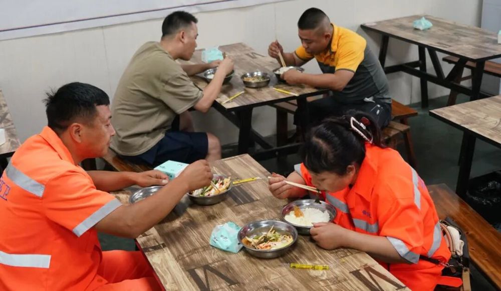 新就业形态劳动者用餐现场
