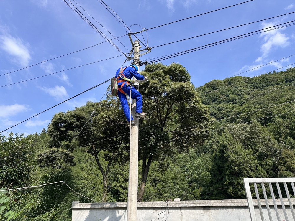 电力工人保电检修现场