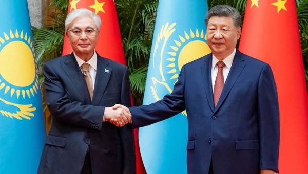 习近平会见哈萨克斯坦总统托卡耶夫