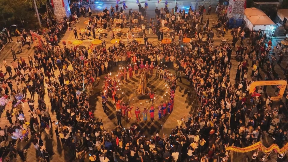 禹王广场篝火燃起，火龙舞动，吸引大批民众围观参与