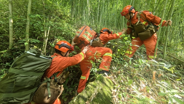 无惧“烤”验  “汗”卫青山 ——广安市综合应急救援支队夏季森林防灭火备战纪实